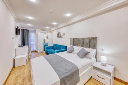 En eller flere senge i et værelse på Maison Heritage Hotel