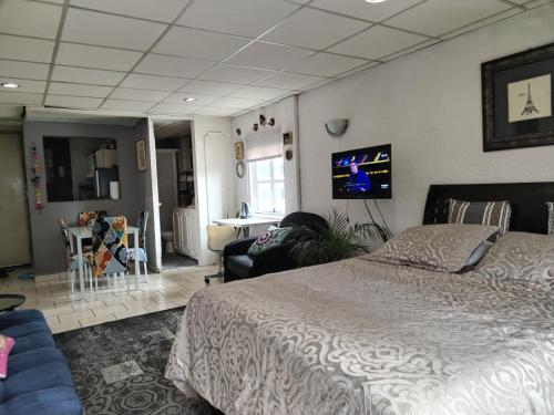 ein Schlafzimmer mit Bett und ein Wohnzimmer in der Unterkunft Suite Reforma Ahuehuete in Mexiko-Stadt