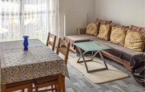 Χώρος καθιστικού στο Lovely Home In Sianów With Kitchen