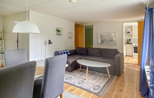 ein Wohnzimmer mit Couch und Tisch in der Unterkunft Two-Bedroom Holiday Home In Loderup in Löderup