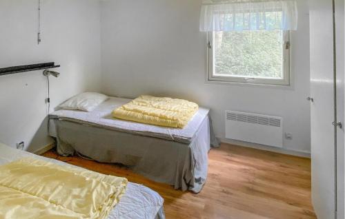 ein Schlafzimmer mit zwei Betten und einem Fenster in der Unterkunft Two-Bedroom Holiday Home In Loderup in Löderup