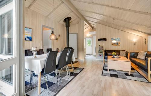 Un comedor y una sala de estar con mesa y sillas. en Stunning Home In Toftlund With Sauna, en Toftlund