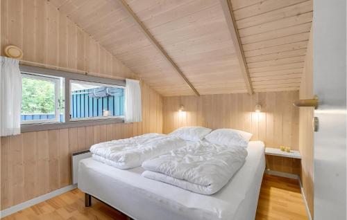 Cama o camas de una habitación en Stunning Home In Toftlund With Sauna