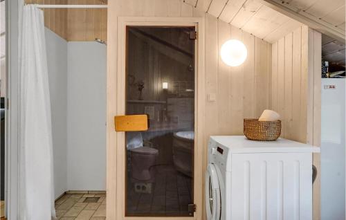 Una cocina o zona de cocina en Stunning Home In Toftlund With Sauna