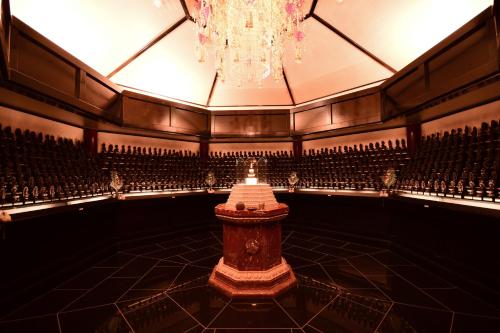 an empty auditorium with a chandelier in the middle at Koyasan Shukubo Fugenin in Koyasan
