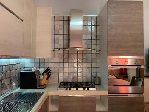a kitchen with a stove and a stove top oven at Casa Vacanze Mare Gargano in Rodi Garganico
