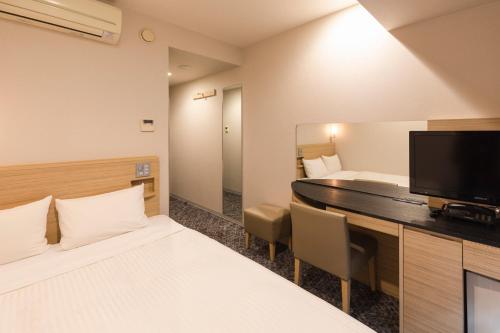 Кровать или кровати в номере Sotetsu Fresa Inn Tokyo-Kyobashi