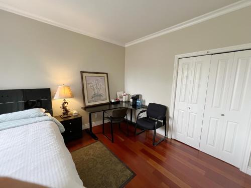 Katil atau katil-katil dalam bilik di Lucky room, A comfortable bedroom with private bathroom close to YVR Richmond