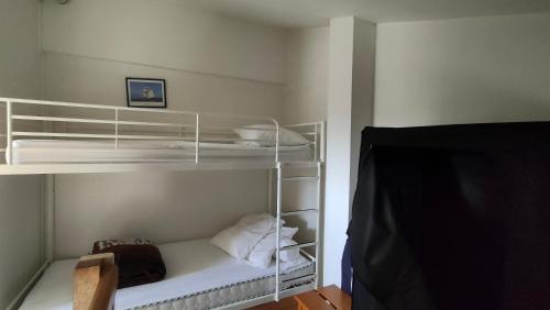 - une chambre avec des lits superposés blancs dans l'établissement Maison Bord de mer Vendres-Plage Valras-Plage, à Vendres