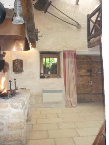 une chambre avec une fenêtre et une chambre avec dans l'établissement Beaujolais Charentay lyon Maison avec piscine, à Charentay