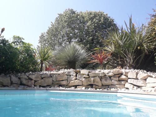 Πισίνα στο ή κοντά στο Gîte La Charentaise - Logement de vacances 4 personnes avec piscine