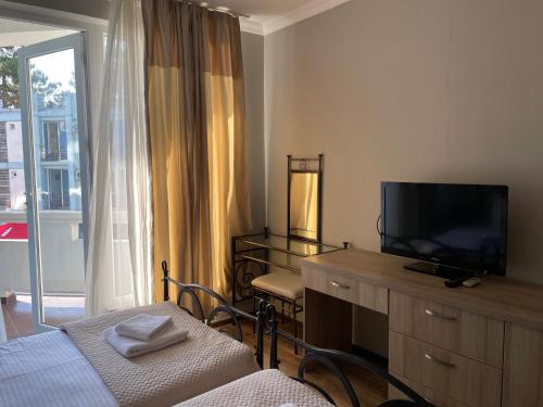 TV a/nebo společenská místnost v ubytování Argo Hotel