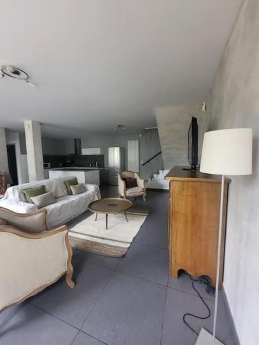 un salon avec un canapé et une table dans l'établissement La campagne en ville, à Le Raincy