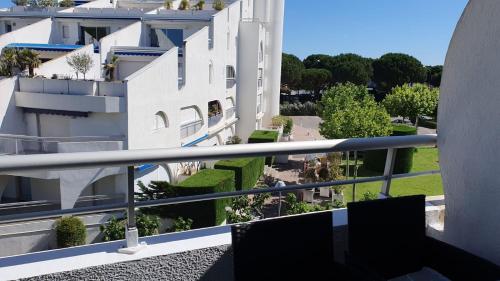 une vue depuis le balcon d'un immeuble dans l'établissement Studio rénové, proche plage couchant, 4 pers, clim, parking privé et wifi privatif, à La Grande Motte