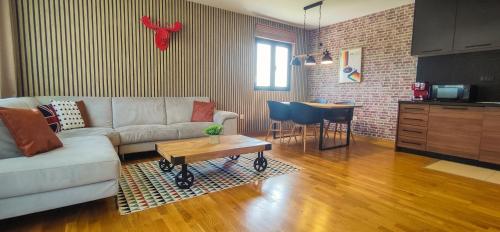 Foto Apartments Overlooking the Green Hills of Ljubovic Park