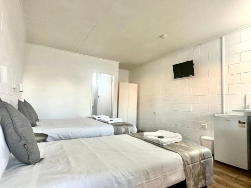 Postel nebo postele na pokoji v ubytování Sawmill Hotel Motel
