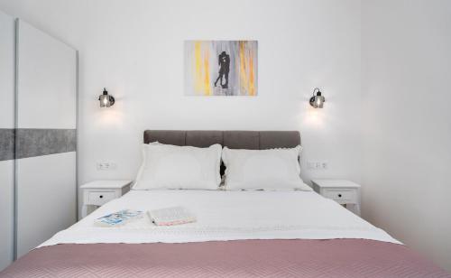 Ένα ή περισσότερα κρεβάτια σε δωμάτιο στο New! Villa Verde with 4 en-suite bedrooms, private pool, 200m from sandy beach