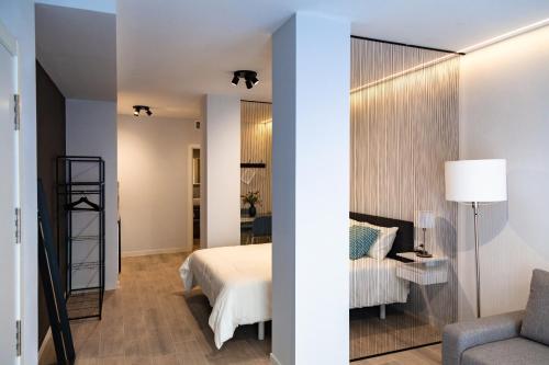 une chambre avec un lit, un canapé et une chaise dans l'établissement Mediterraneo Stay, à Valence