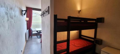 une chambre avec deux lits superposés dans une pièce dans l'établissement Résidence Etoile - Studio pour 4 Personnes 954, à Aime La Plagne