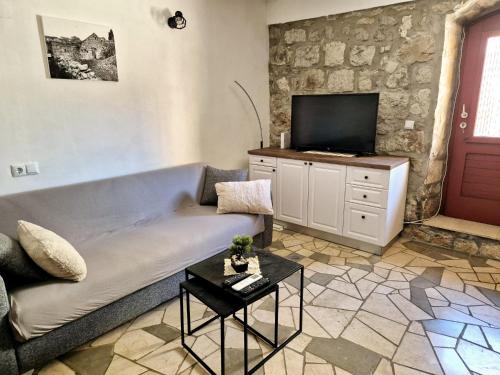 Μια τηλεόραση ή/και κέντρο ψυχαγωγίας στο Guest House Roses