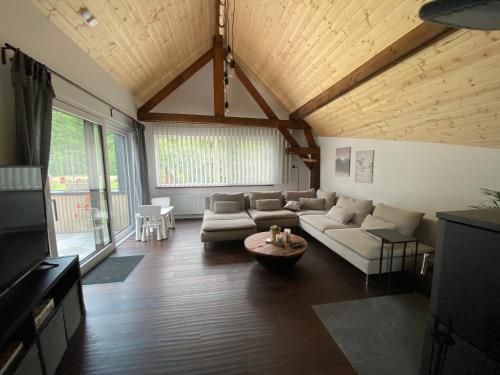 die Mühle - Holiday home with wellness in Ourenにあるシーティングエリア