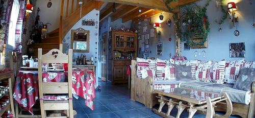 una tienda con una habitación llena de mucha mercancía en L'Eden de Floridylle, en Xonrupt-Longemer