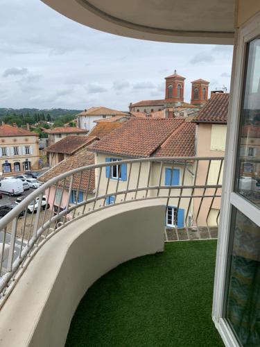 a balcony with a view of a city at T2 Cosy - 70m2 au Coeur de ville in Graulhet