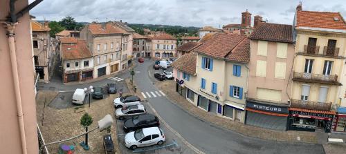 a city with cars parked on a street with buildings at T2 Cosy - 70m2 au Coeur de ville in Graulhet