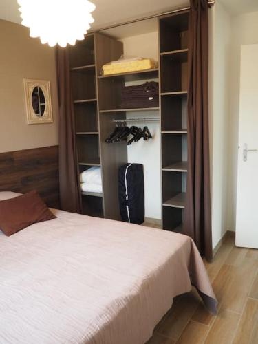 - une chambre avec un lit et un placard avec des chaussures dans l'établissement Maison proche centre et plages, à La Tranche-sur-Mer