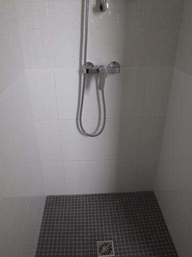 La salle de bains est pourvue d'une douche et de carrelage. dans l'établissement Maison proche centre et plages, à La Tranche-sur-Mer