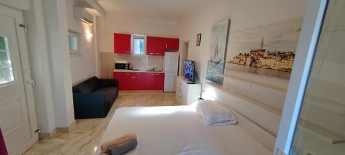 a small room with a bed and a kitchen at Apartmani ANDRIJA in Živogošće