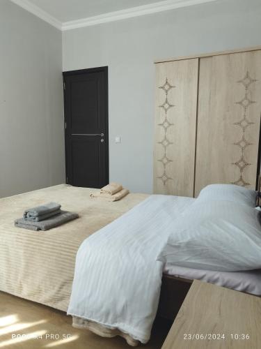 Una cama o camas en una habitación de Nia