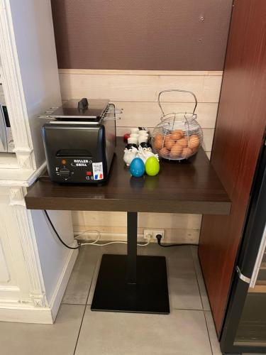 TV a/nebo společenská místnost v ubytování Cit'Hotel Le Chêne Vert