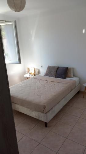 - un grand lit dans une chambre dotée d'un mur blanc dans l'établissement Hébergement radieux, à Prades