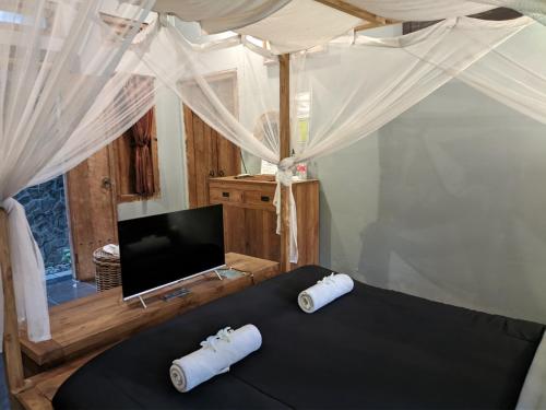 Кровать или кровати в номере Astuti Gallery Homestay