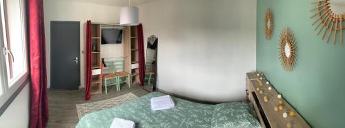 a room with a bed and a room with a mirror at T2 Cosy - 70m2 au Coeur de ville in Graulhet