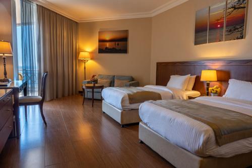 Postel nebo postele na pokoji v ubytování Jiyeh Marina Resort Hotel & Chalets