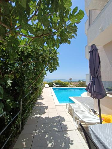 Apartment Lo - with swimming pool