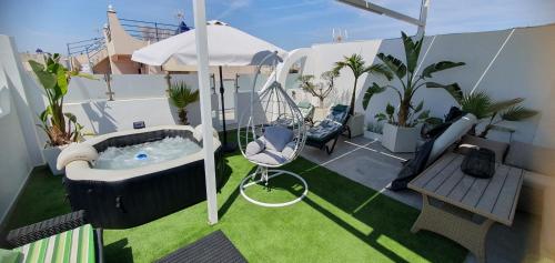 a balcony with a hot tub and a chair at Apartamento Playa Bonita in Torrevieja