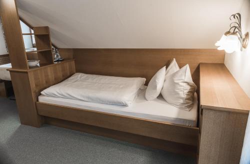 Landhotel Waldeckにあるベッド