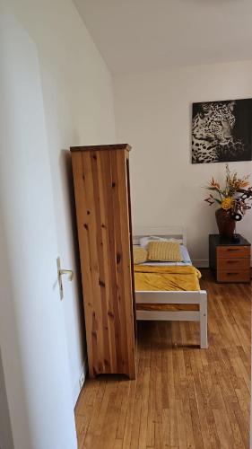 a bedroom with a bed with a wooden door at Maison d'hôte la Courneuve in La Courneuve