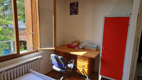 a room with a desk with a chair and a window at Maison d'hôte la Courneuve in La Courneuve