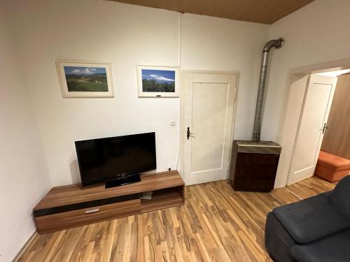 シュトゥットガルトにあるApartment für bis zu 6 Personen Nähe Cannstatter Wasen, Porsche-Arena, Mercedes-Benz Arena Stadionのリビングルーム(薄型テレビ、テーブル付)