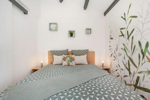 une chambre avec un grand lit avec des oreillers dans l'établissement Soho village, au Cap d'Agde