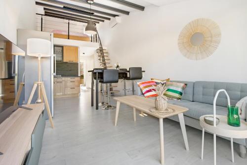 un salon avec un canapé bleu et une table dans l'établissement Soho village, au Cap d'Agde