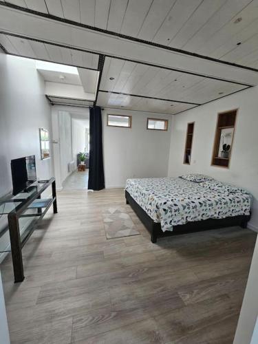 une chambre avec un lit et un bureau dans une pièce dans l'établissement Magnifique Loft - Ste Victoire, à Rousset