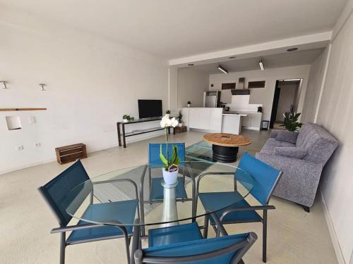 ルセにあるMagnifique Loft - Ste Victoireのリビングルーム(ガラステーブル、青い椅子付)