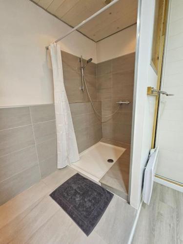 une salle de bain avec une douche avec un rideau de douche dans l'établissement Magnifique Loft - Ste Victoire, à Rousset