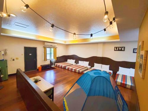 un soggiorno con un divano e un tavolo di Xing Ji Bungalow a Kenting