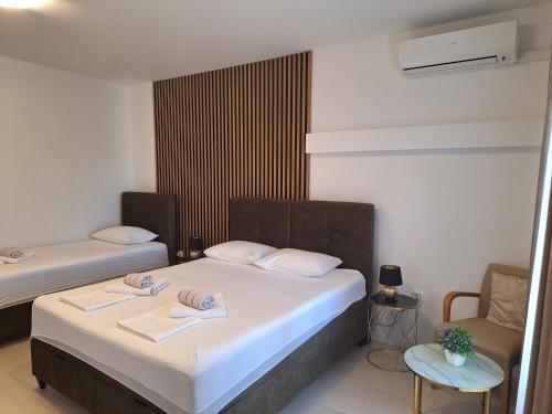 Ένα ή περισσότερα κρεβάτια σε δωμάτιο στο Apartment Slavica Novalja